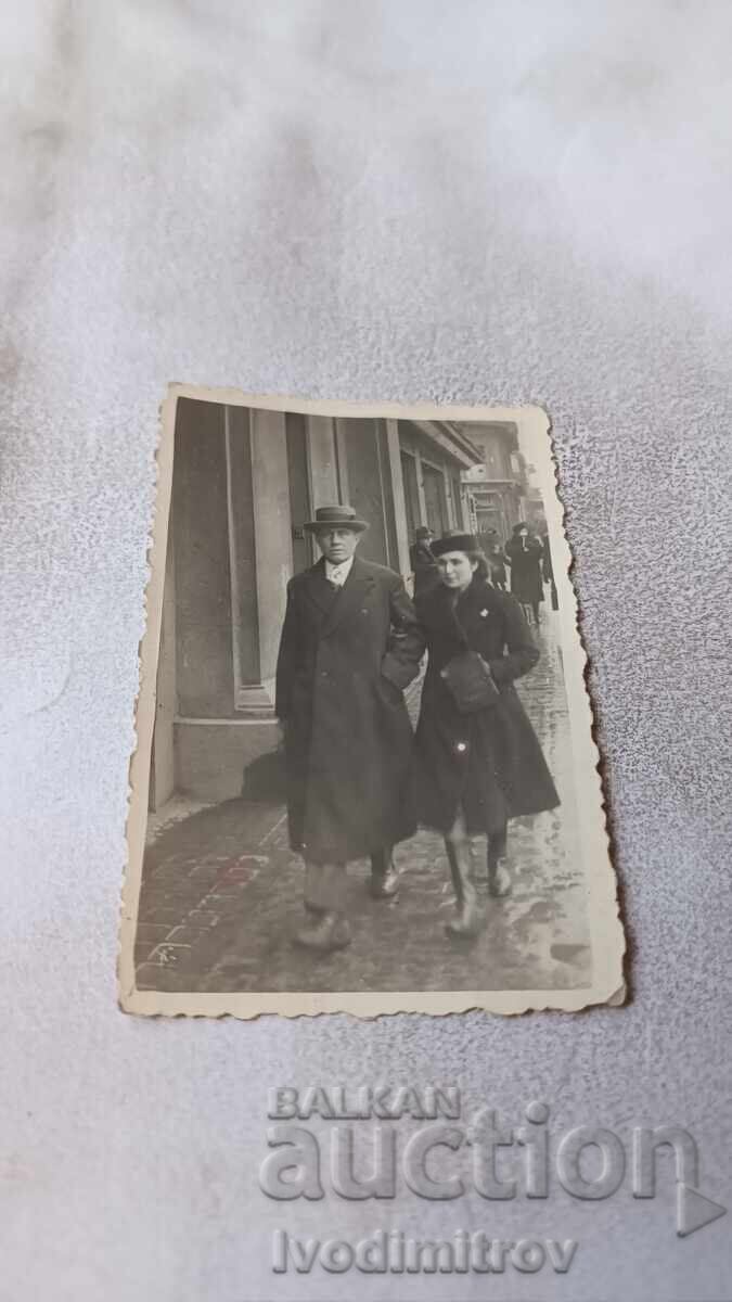 Φωτογραφία Σοφία Ένας άντρας και μια γυναίκα σε μια βόλτα το χειμώνα Φωτογραφία Σοφία Ένας άντρας και μια γυναίκα σε μια βόλτα το χειμώνα