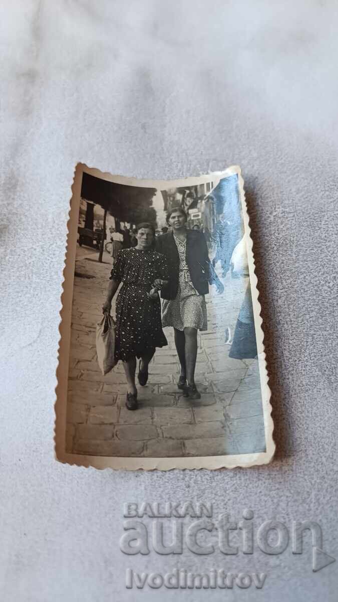 Foto Sofia Două femei la plimbare Foto Sofia Două femei la plimbare