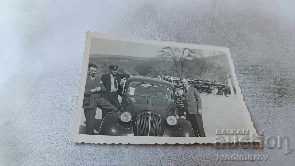 Снимка София Мъже и малко момченце с ретро лек автомобил