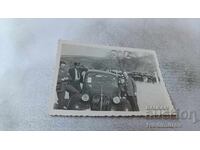 Fotografie Sofia Bărbați și băiețel cu mașină retro