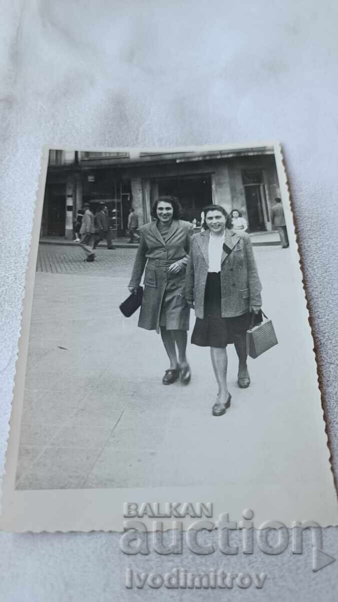 Φωτογραφία Σοφία Δύο νεαρές γυναίκες σε έναν περίπατο Φωτογραφία Σοφία Δύο νεαρές γυναίκες σε έναν περίπατο