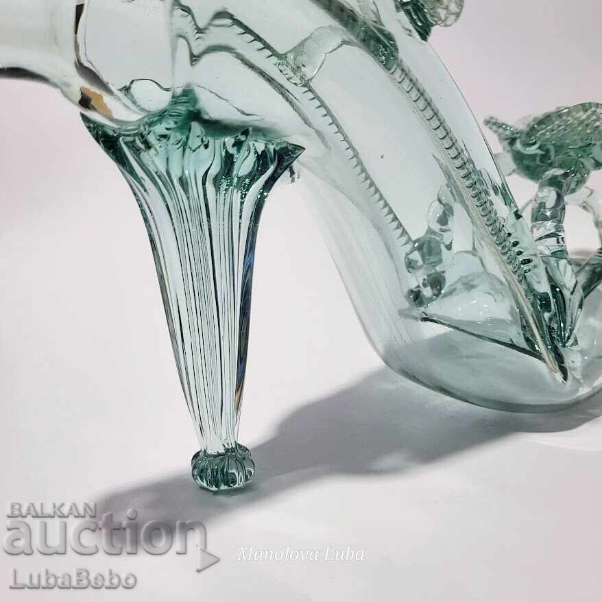 Delivery of Decanter for alcohol in the shape of Cinderella's shoe Delivery of Decanter for alcohol in the shape of Cinderella's shoe