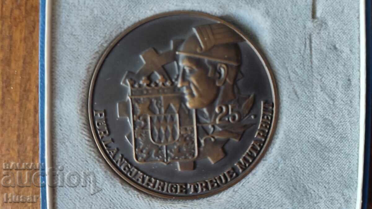 Δημοπρασία Πλήρες σετ πλακέτας, μεταλλίου, κονκάρδας σε κουτί Γερμανίας