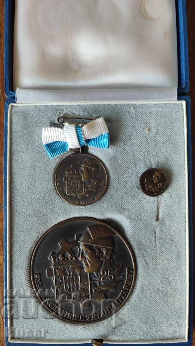 Πλήρες σετ πλακέτας, μεταλλίου, κονκάρδας σε κουτί Γερμανίας