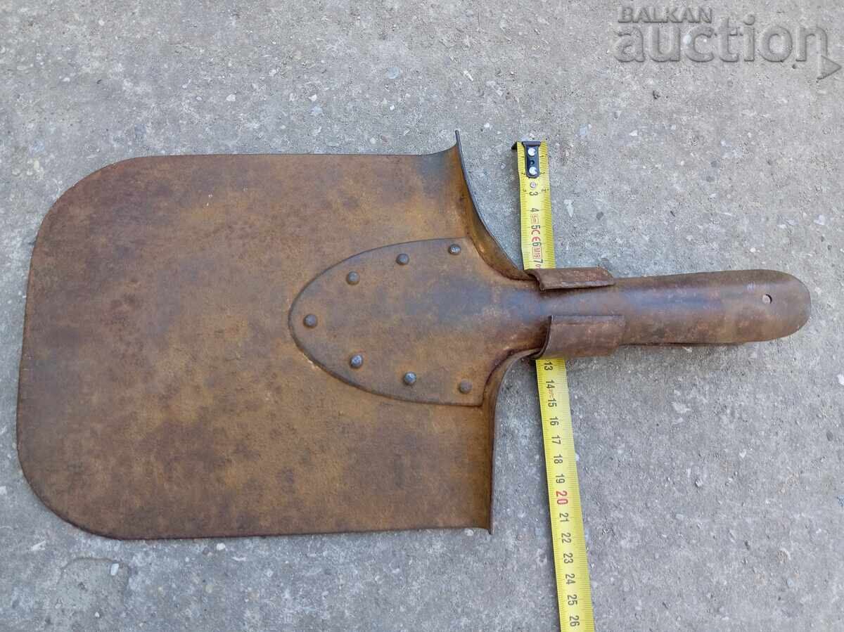 Auction Large Military Shovel, Burgas Chain Auction Large Military Shovel, Burgas Chain