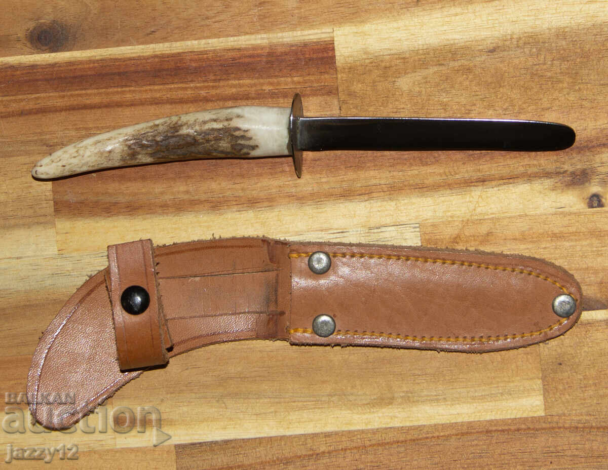 Hunting knife with a horn handle with price 100.00 BGN | € 51.13