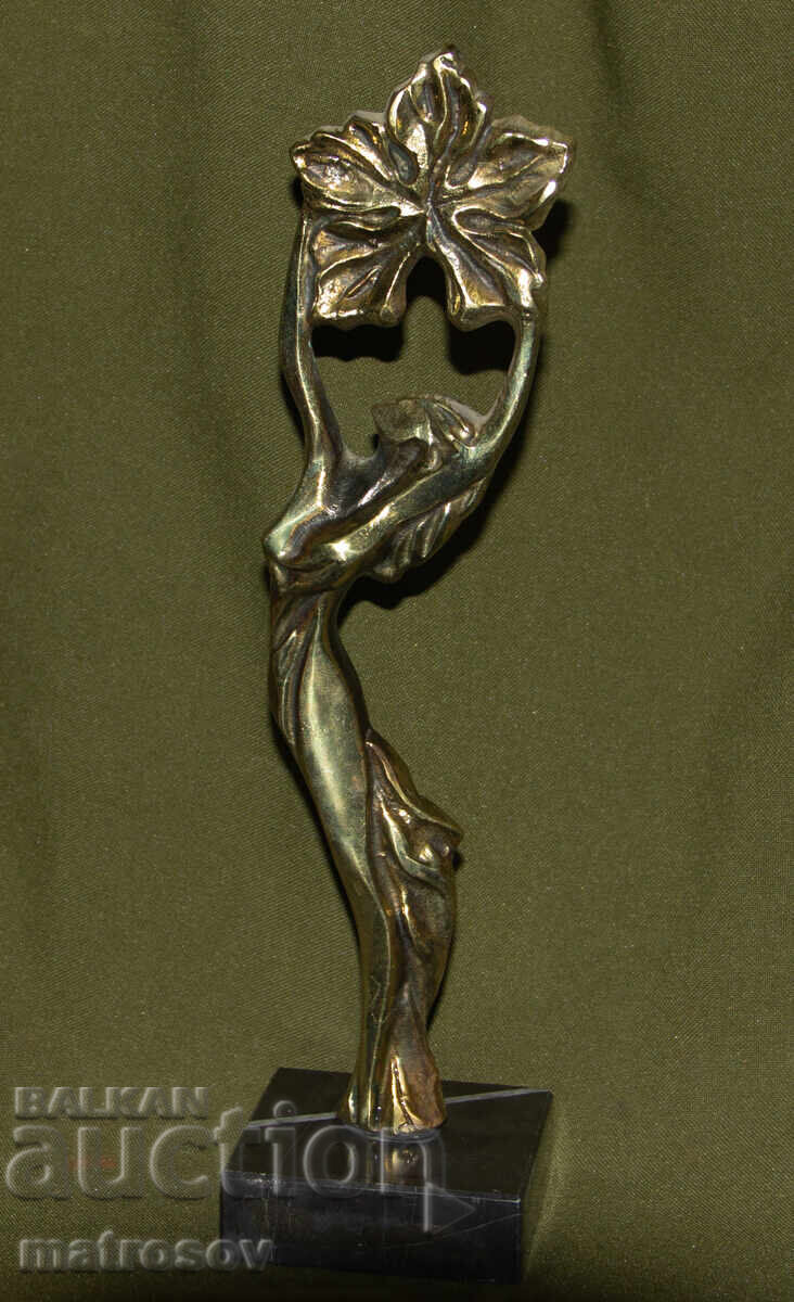 Авторска бронзова скулптура женска фигура с цена 200.00 лв. | € 102.26 Авторска бронзова скулптура женска фигура с цена 200.00 лв. | € 102.26