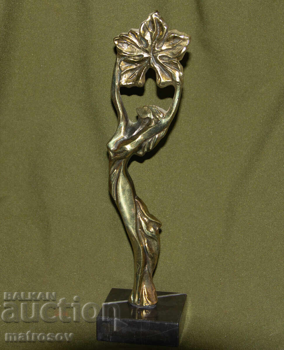 Авторска бронзова скулптура женска фигура Авторска бронзова скулптура женска фигура