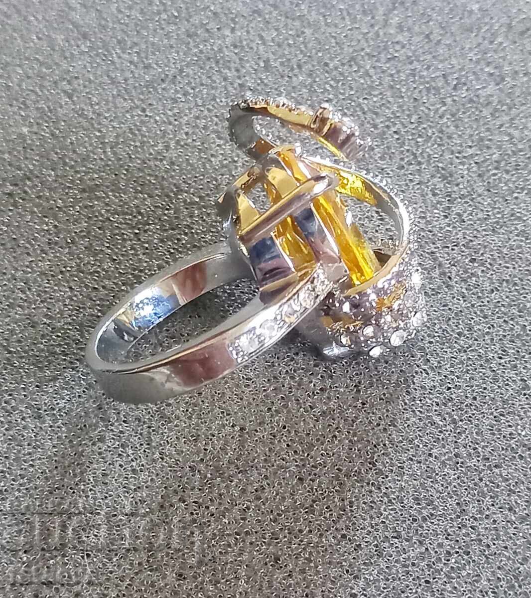 Livrarea Inel masiv din argint cu citrin mare Livrarea Inel masiv din argint cu citrin mare