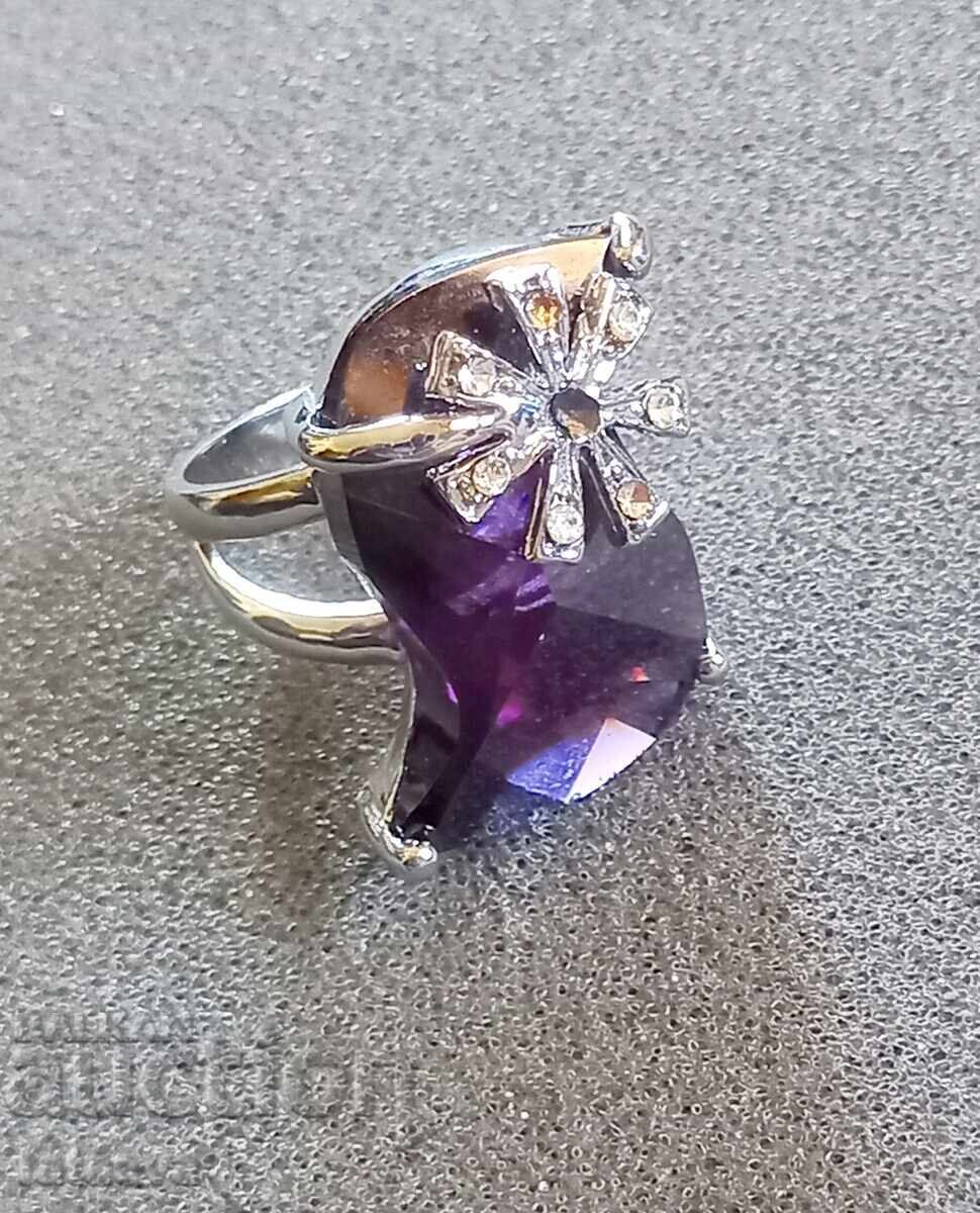 Inel masiv din argint cu ametist mare cu preț 92.00 BGN | € 47.04 Inel masiv din argint cu ametist mare cu preț 92.00 BGN | € 47.04