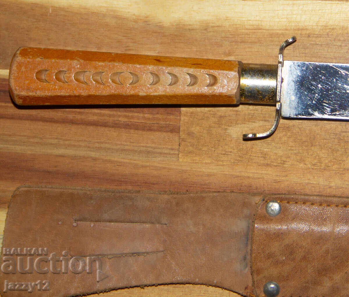 Παράδοση Μαχαίρι κυνηγιού με ξύλινη λαβή