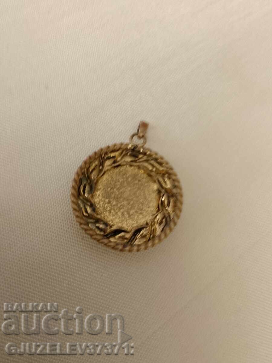 Винтидж медальон Розата на СССР с цена 49.00 лв. | € 25.05 Винтидж медальон Розата на СССР с цена 49.00 лв. | € 25.05