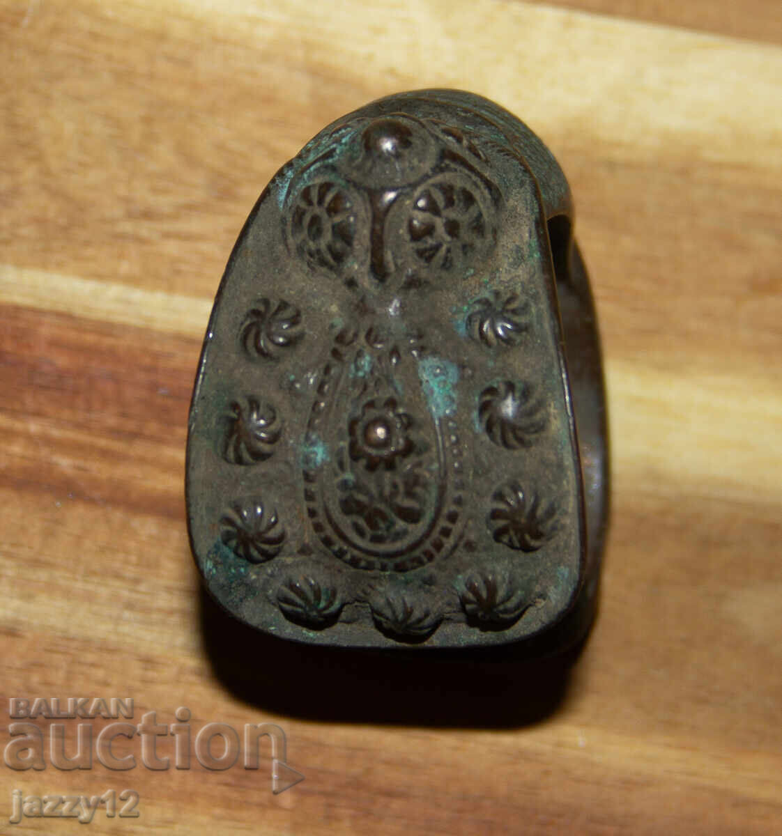 Delivery of Old bronze slingshot bracelet