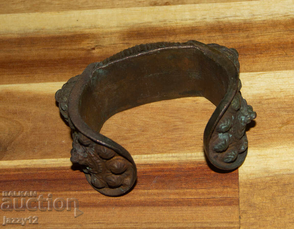 Delivery of Old bronze slingshot bracelet