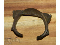 Brățară veche de bronz tip praștie