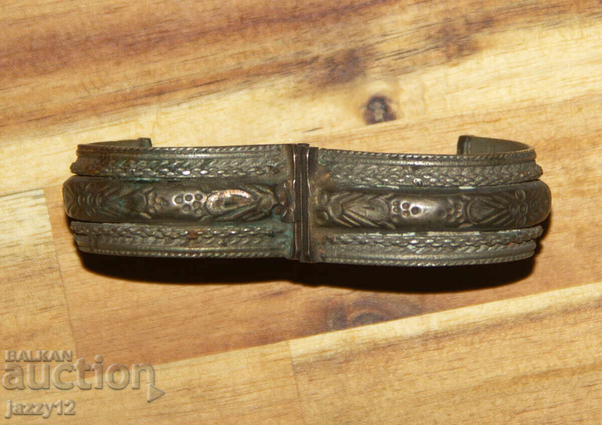 Delivery of Old silver traditional bracelet