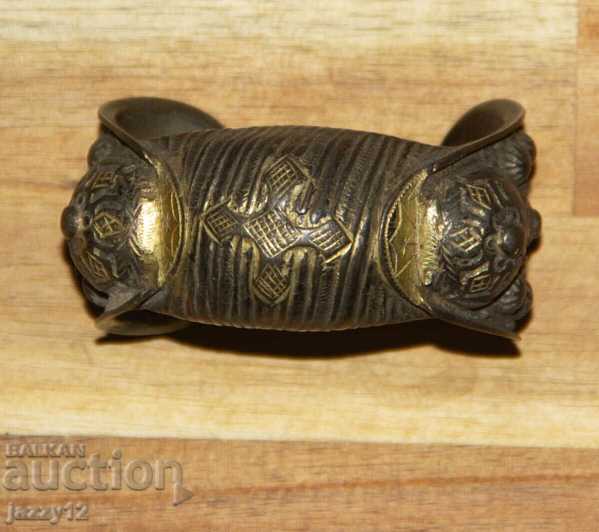 Стара бронзова гривна рогатка с кръст с цена 220.00 лв. | € 112.48