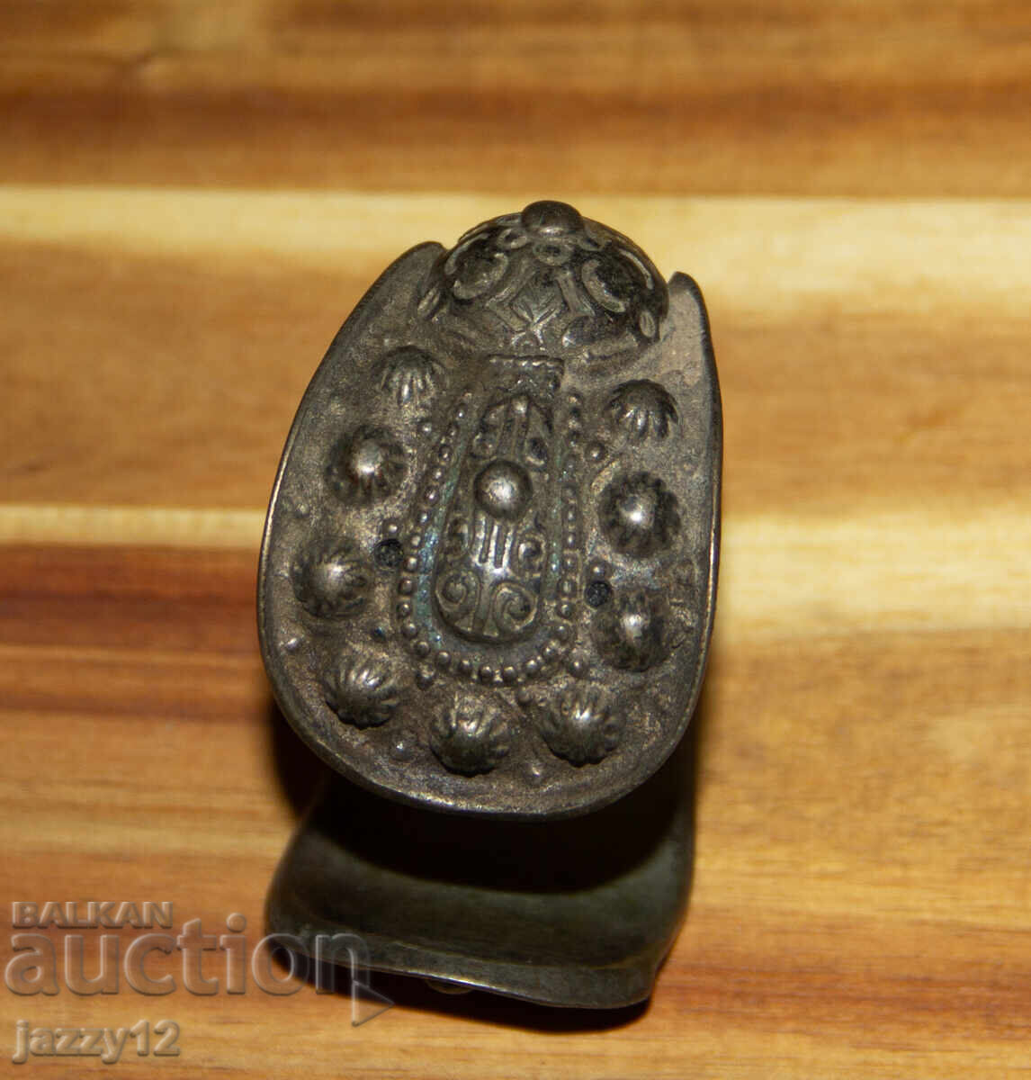 Доставка на Стара бронзова гривна рогатка с кръст