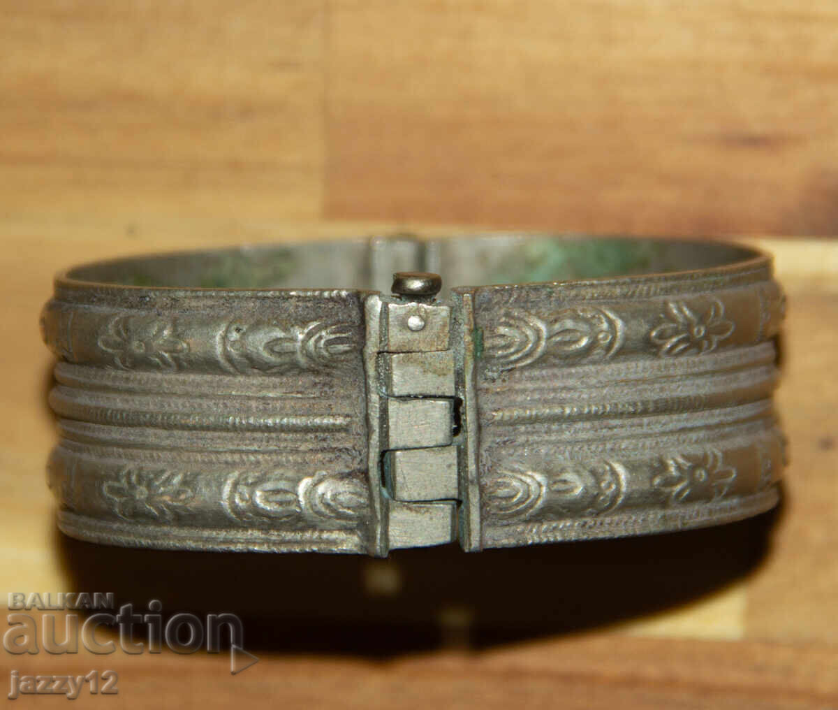 Стара сребърна традиционна гривна с цена 200.00 лв. | € 102.26