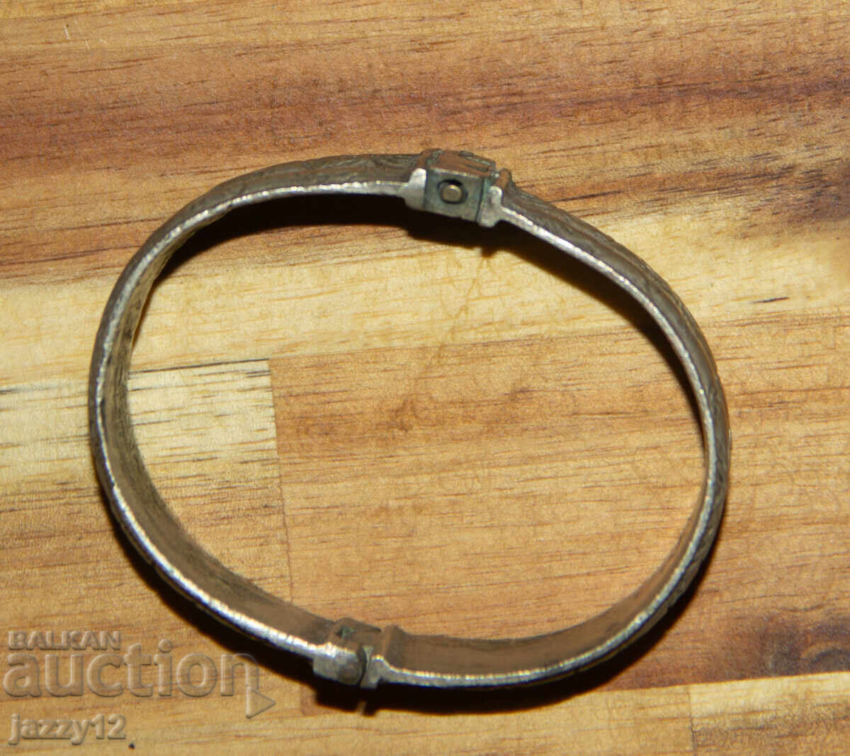 Доставка на Стара сребърна традиционна гривна