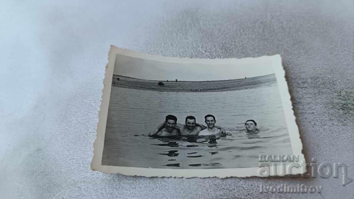 Снимка Четирима мъже в морето Снимка Четирима мъже в морето