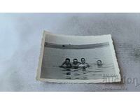 Снимка Четирима мъже в морето