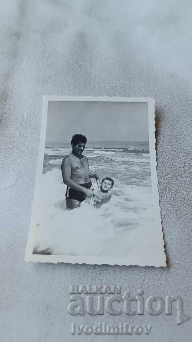 Снимка Мъж и момче на брега на морето