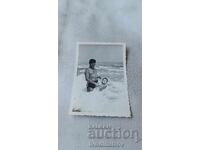 Снимка Мъж и момче на брега на морето