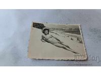 Φωτογραφία Νεαρή γυναίκα στην παραλία