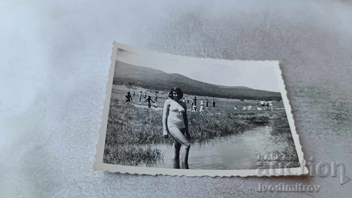 Снимка Младо момиче в реката