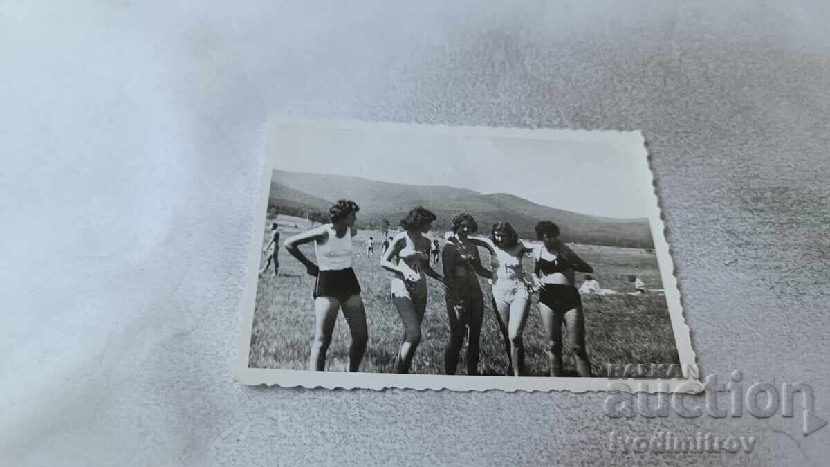 Снимка Пет млади момичета на поляната