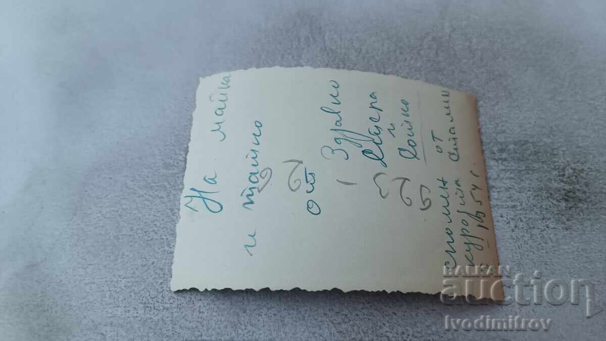 Φωτογραφία Στάλιν Άνδρας γυναίκα και μικρό αγόρι σε βράχο πάνω από τη θάλασσα με τιμή 1.65 BGN | € 0.84