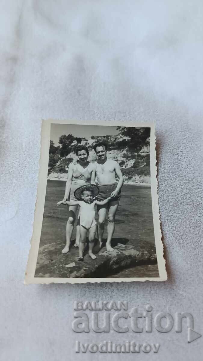 Φωτογραφία Στάλιν Άνδρας γυναίκα και μικρό αγόρι σε βράχο πάνω από τη θάλασσα