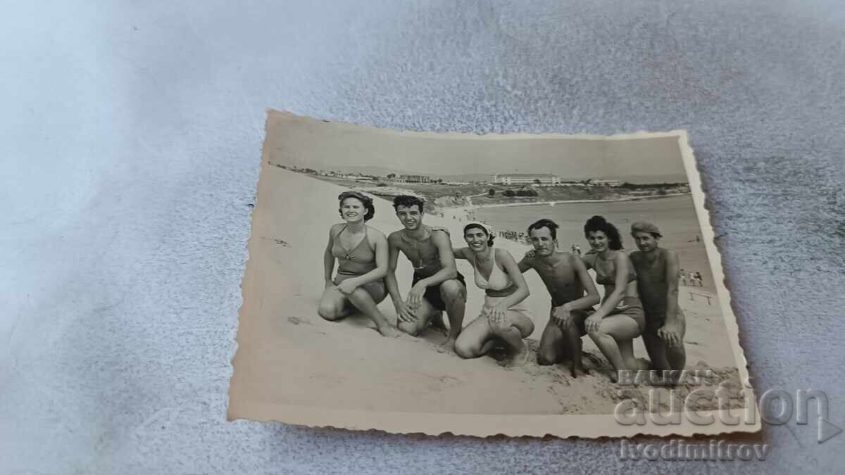 Снимка Младежи и девойки на плажа