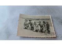 Φωτογραφία Νέοι άνδρες και γυναίκες στην παραλία