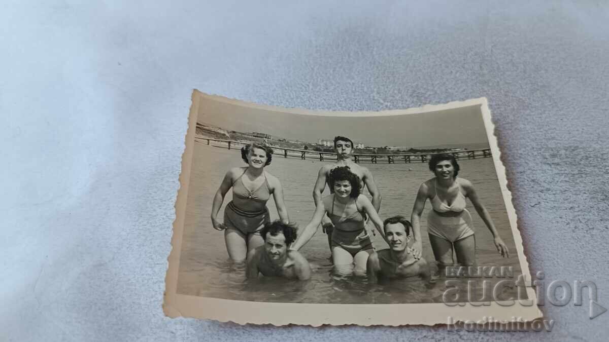 Φωτογραφία Αγόρια και κορίτσια στην παραλία Φωτογραφία Αγόρια και κορίτσια στην παραλία