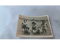 Φωτογραφία Αγόρια και κορίτσια στην παραλία