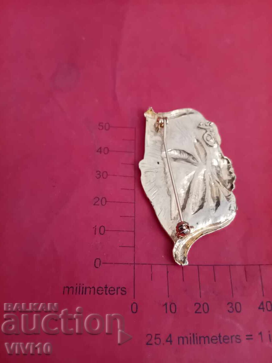 Brosa antica cu pietre cu preț € 10.00 | 19.56 BGN Brosa antica cu pietre cu preț € 10.00 | 19.56 BGN