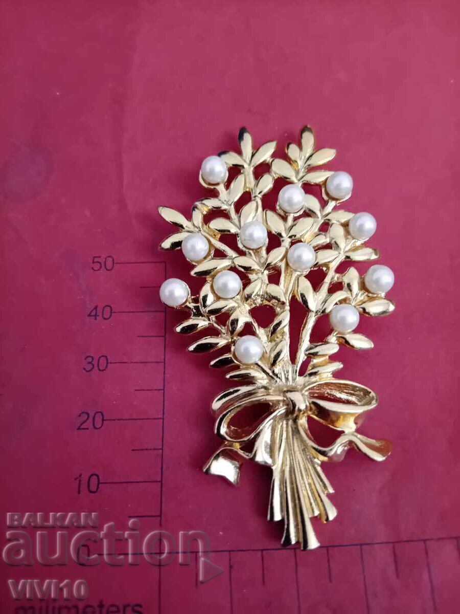 Broșă veche cu perle cu preț € 15.00 | 29.34 BGN