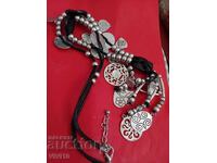 Αρχαίο κολιέ με μεταλλικά μέρη