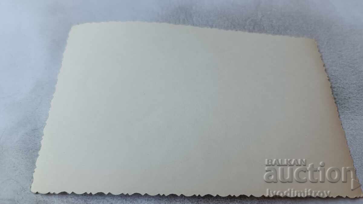 Fotografie cu un bărbat și două femei stând pe o bancă pe plajă cu preț 1.35 BGN | € 0.69