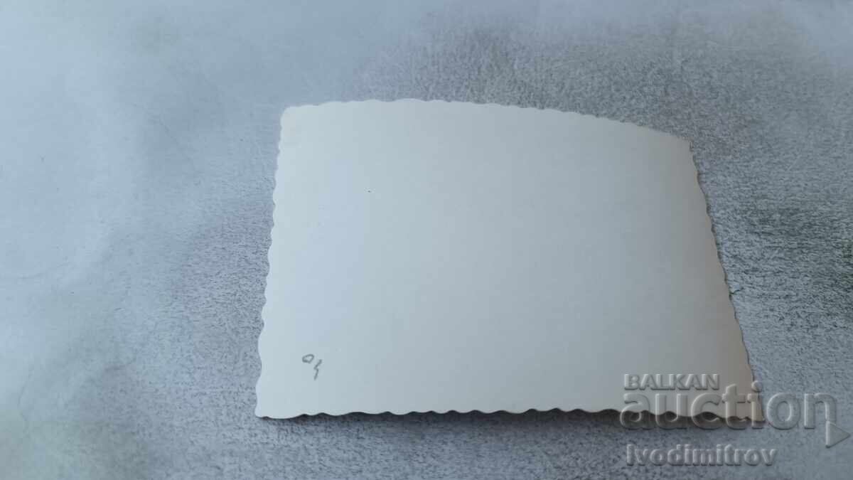 Φωτογραφία Σόφια Γυναίκα δίπλα σε χιονισμένη πυραμίδα στο πάρκο με τιμή 1.85 BGN | € 0.95