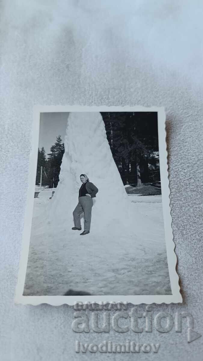 Φωτογραφία Σόφια Γυναίκα δίπλα σε χιονισμένη πυραμίδα στο πάρκο