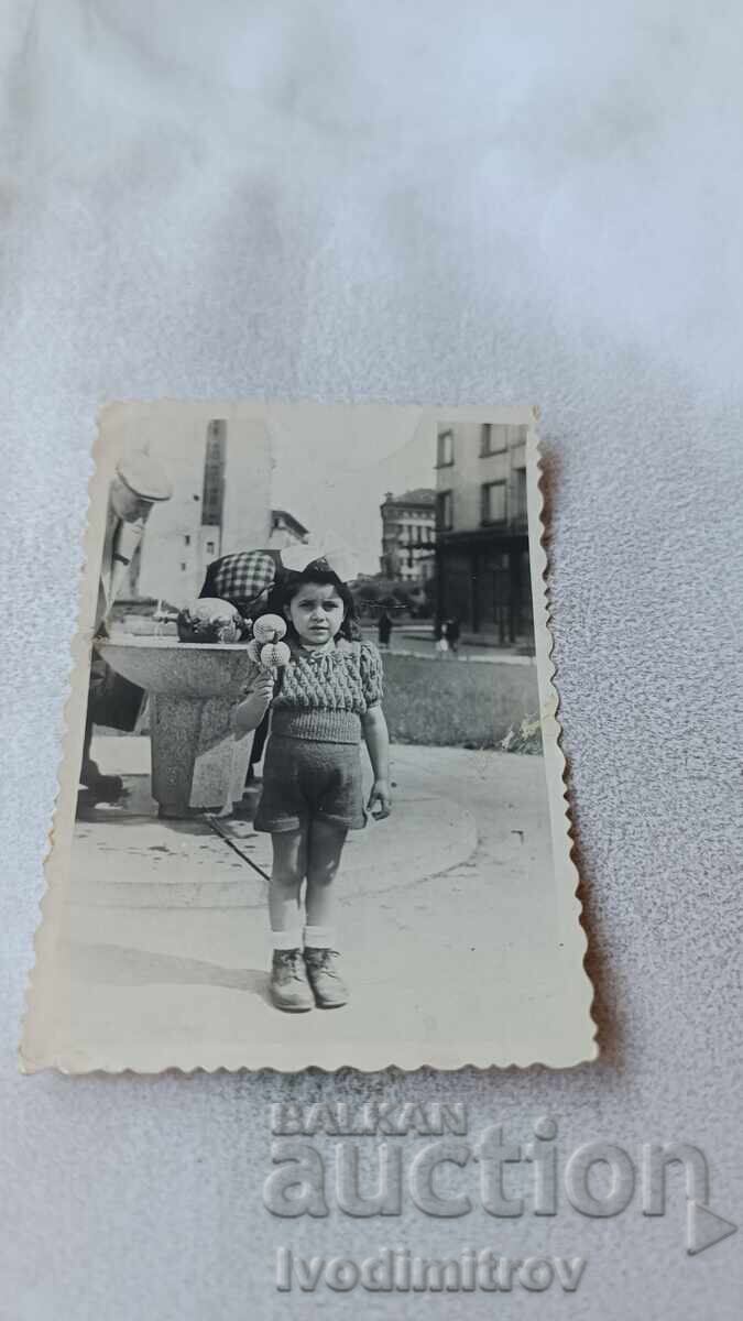 Φωτογραφία Σόφιας, μικρό κοριτσάκι μπροστά σε βρυσάκι