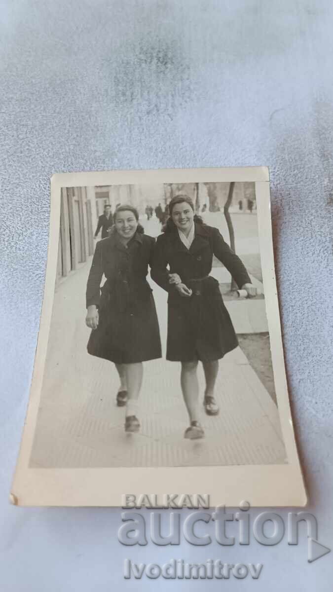 Снимка София Две млади момичета на разходка Снимка София Две млади момичета на разходка