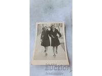 Φωτογραφία Σοφία Δύο νεαρά κορίτσια για μια βόλτα