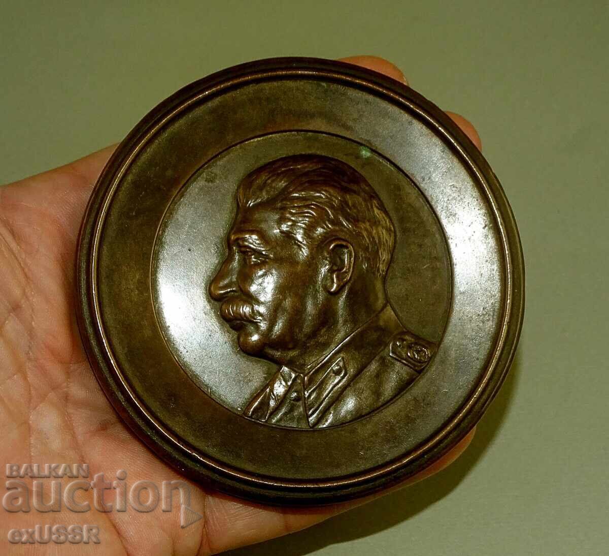 Plachetă metalică veche Stalin cu preț € 35.79 | 70.00 BGN