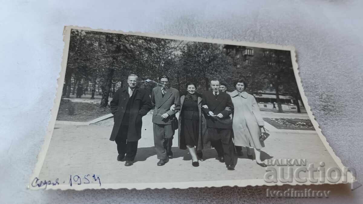 Снимка София Мъже и жени на разходка 1954
