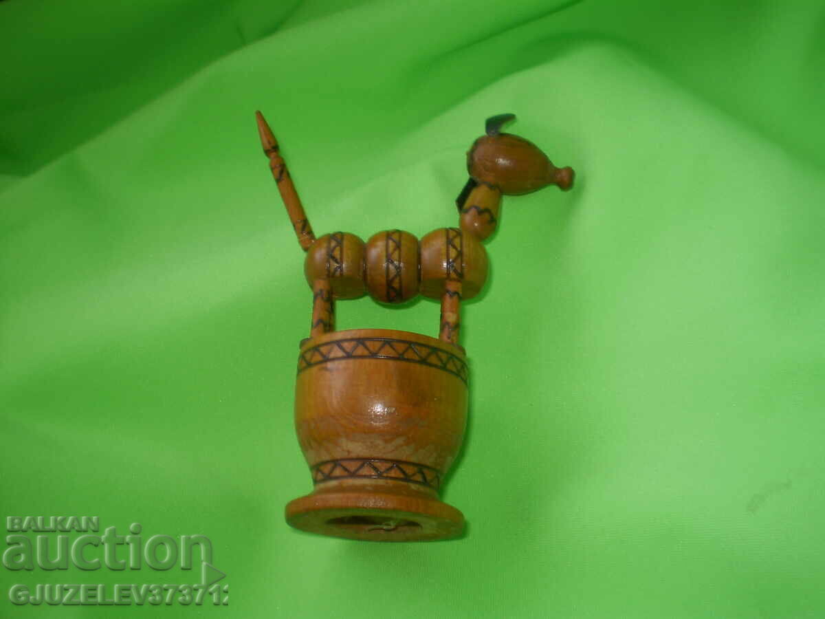 Παλιό ξύλινο παιχνίδι Γαϊδουράκι κουνάει ουρά, κουνιέται