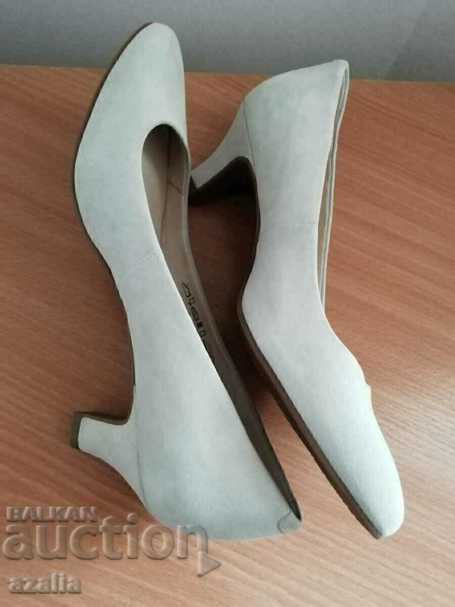 Delivery of 5th Avenue Women's Cream Leather Heeled Shoes, Size 36 Delivery of 5th Avenue Women's Cream Leather Heeled Shoes, Size 36